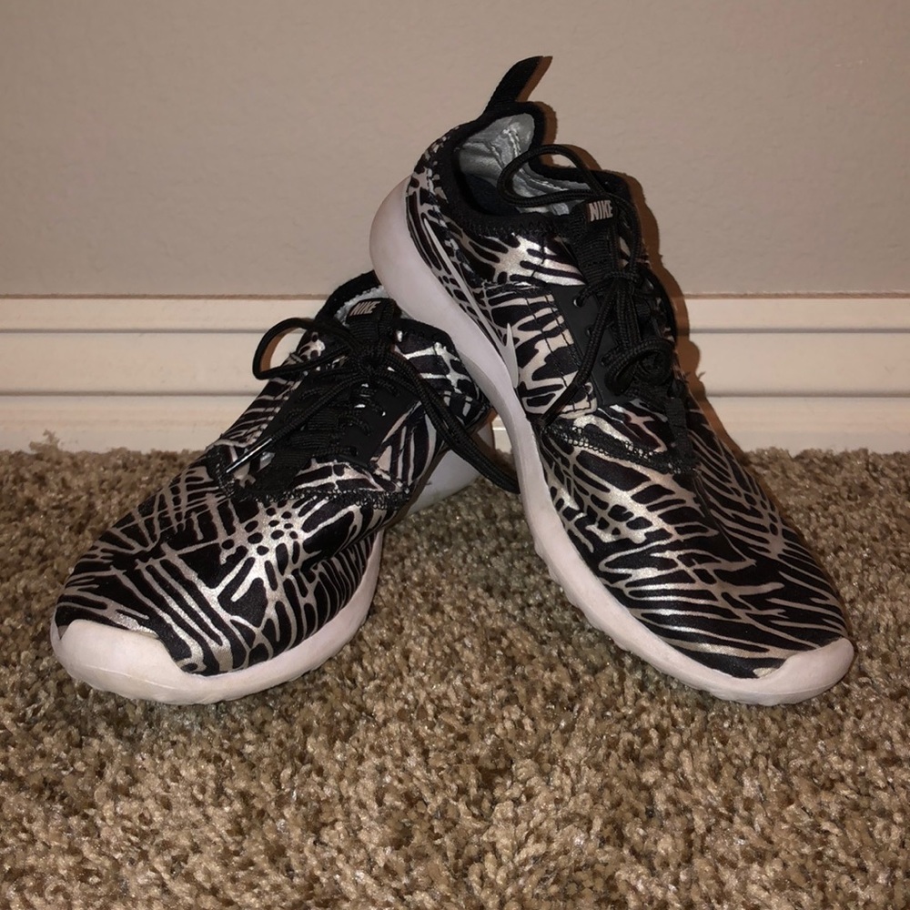 Nike Roche Run Black White Stripe